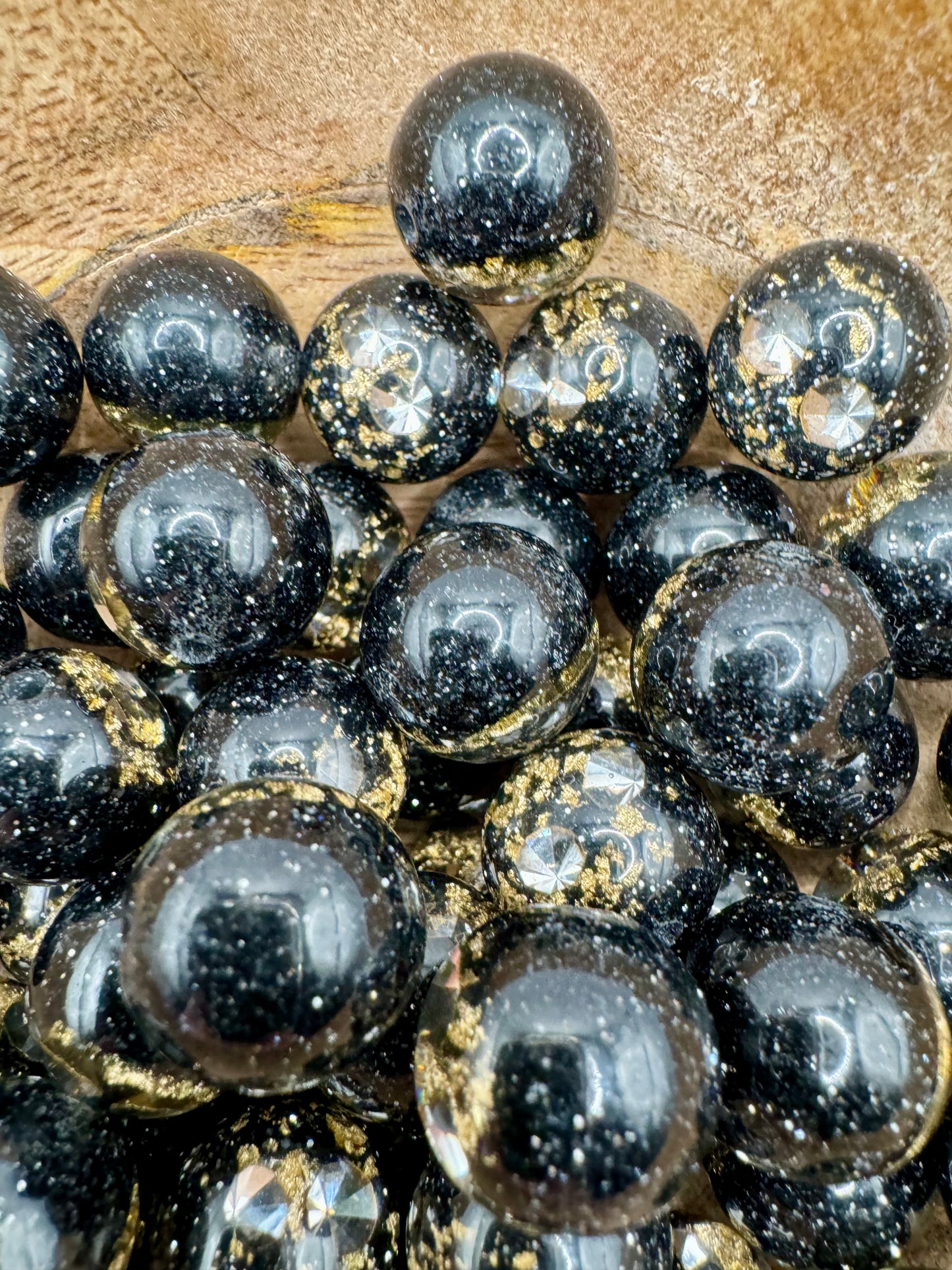 16MM Black and Gold Glitter Bead